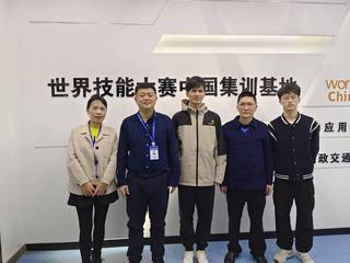 与世界技能大赛冠军合影